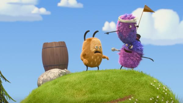 Bild 1 von 5: Strit möchte dem Fass den Hügel runterrollen.