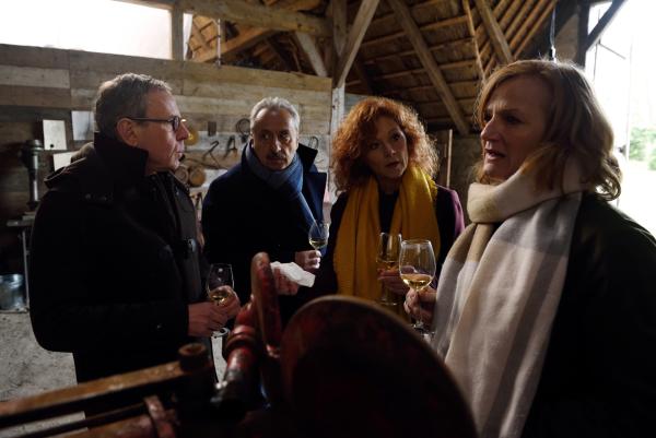 Bild 1 von 15: Engelbert Ritter (Jörg Pose, l und Alexandra Ritter (Nina Petri, r,) bekommen in ihrem Atelier Besuch von Stubbe (Wolfgang Stumph, 2.v.l.) und Marlene (Heike Trinker, 2.v.r.).