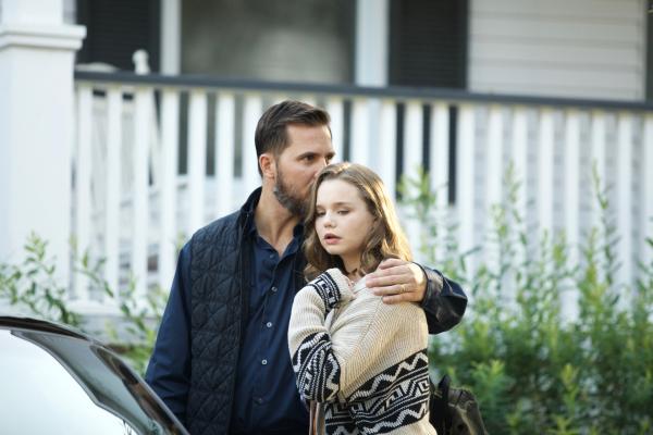 Bild 1 von 4: Jeff Reynolds (Justin Mader, l.); Bianca Reynolds (Niamh Wilson, r.)