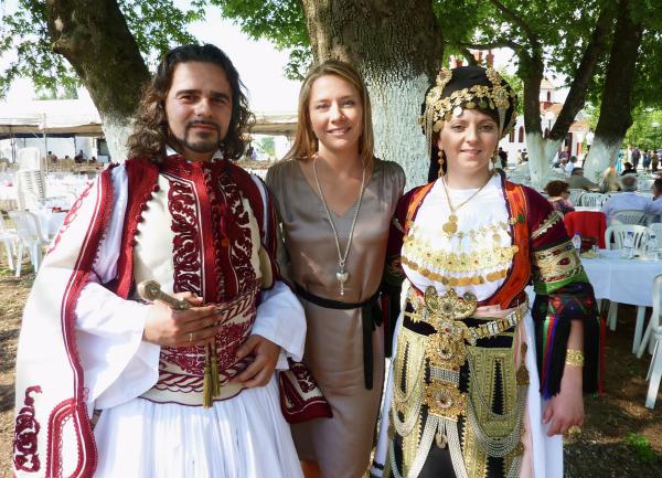 Bild 1 von 2: Moderatorin Wasiliki Goutziomitros (M.) mit Brautpaar Achilles und Athina Leras.
