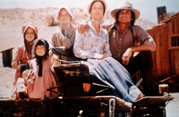 Bild 1 von 2: (v.l.n.r.) Laura Ingalls (Melissa Gilbert); Carrie Ingalls (Lindsay Sidney Greenbush); Mary Ingalls (Melissa Sue Anderson); Caroline Ingalls (Karen Grassle); Charles Ingalls (Michael Landon)