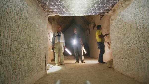 Bild 1 von 4: Betreten erlaubt: Archäologen dürfen die Pyramide Pepis II. in Sakkara untersuchen. In der Grabkammer lösen Hieroglyphen uralte Rätsel.