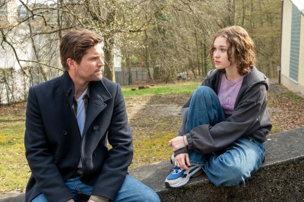 Bild 1 von 5: Traurige Gemeinsamkeit: Kriminalkommissar Jo Stoll (Peter Ketnath) wird bei den Ermittlungen im Mord an einem Adoptionsvermittler an seine eigene Vergangenheit im Kinderheim erinnert. Hilft ihm diese gemeinsame Erfahrung dabei, die harte Schale von Heimkind Charlotte \