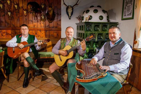 Bild 1 von 17: Im Bild: Fuchsthaller Saitnmusi.