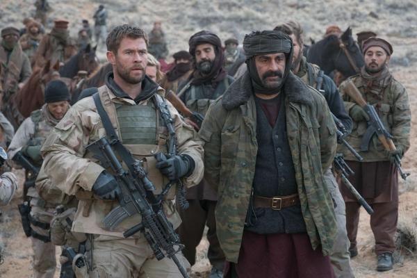 Bild 1 von 8: Captain Mitch Nelson (Chris Hemsworth, l.); General Dostum (Navid Negahban, r.)