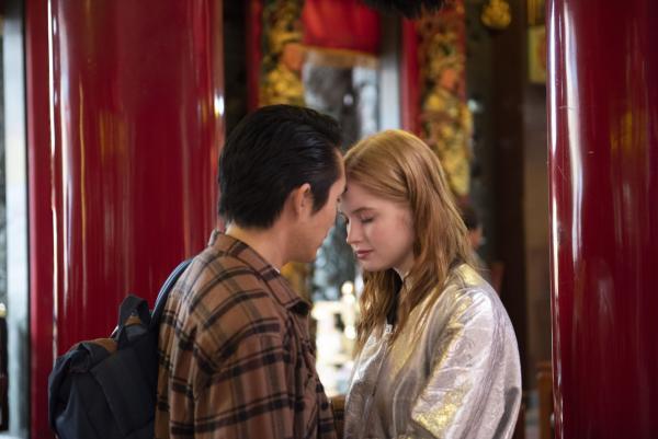 Bild 1 von 9: Paul (Justin Chon, l.); Erin (Ellie Bamber, r.)