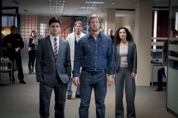 Bild 1 von 32: Können nicht fassen, dass Uschi unter Mordverdacht steht: Mick (Henning Baum, vorne 2.v.r.), Meisner (Robert Lohr, hinten M.), Andreas (Maximilian Grill, vorne l.) und Tanja (Proschat Madani, vorne r.) ...