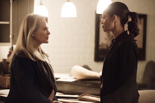 Bild 1 von 4: National Security Advisor Gregson (Beverly D'Angelo, l.); Nadine Memphis (Cynthia Addai-Robinson, r.)