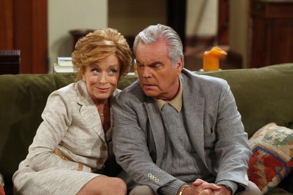 Bild 1 von 13: Während eines Spontabesuchs bei Charlie erleben Teddy (Robert Wagner, r.) und Evelyn (Holland Taylor, l.) eine Überraschung ...