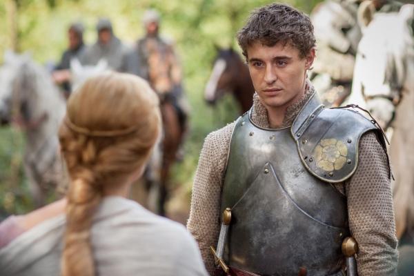 Bild 1 von 7: Elizabeth Woodville (Rebecca Ferguson, l.); König Edward (Max Irons, r.)