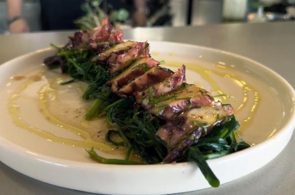 Bild 1 von 2: Tintenfisch hat in der kretischen Küche eine lange Tradition. Man findet ihn auch auf den Tischen der gehobenen Gastronomie.