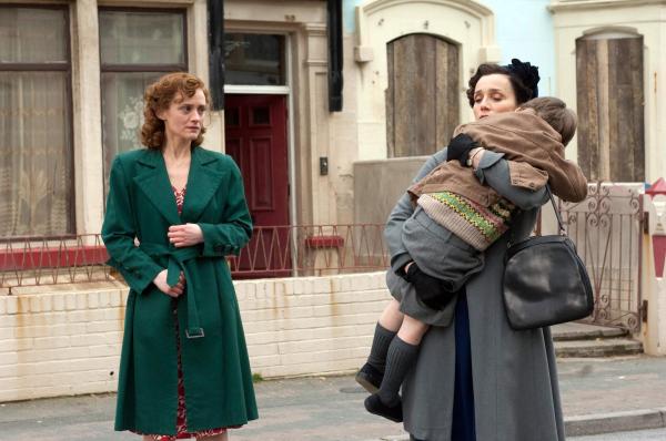 Bild 1 von 1: Im Bild: Anne-Marie Duff (Julia Lennon), Kristin Scott Thomas (Mimi Smith).