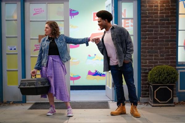 Bild 1 von 12: Kat (Mayim Bialik, l.); Carter (Julian Gant, r.)