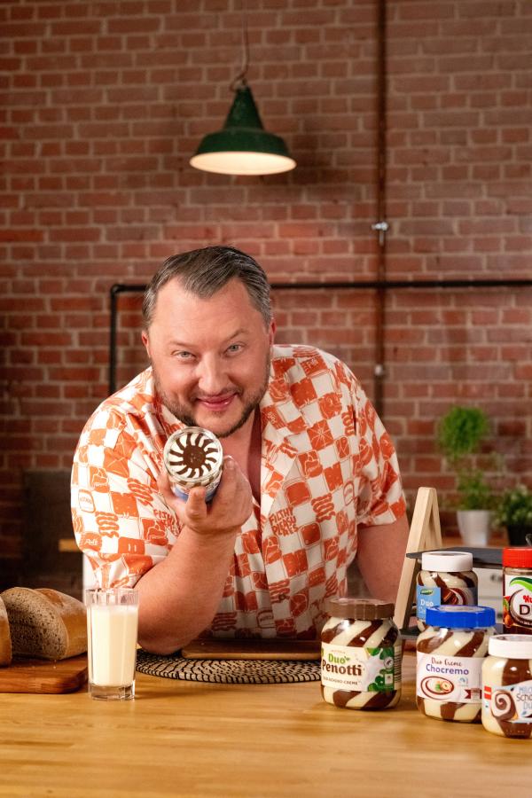 Bild 1 von 6: Sebastian Lege packt aus - und zeigt, dass in Schoko-Milch-Creme vor allem viel Fett und Zucker steckt.