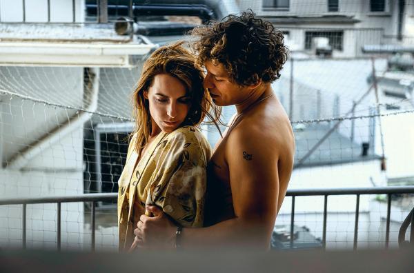 Bild 1 von 2: Darko (Malik Blumenthal) und Alina (Antje Traue) beginnen eine stürmische Liebesgeschichte.