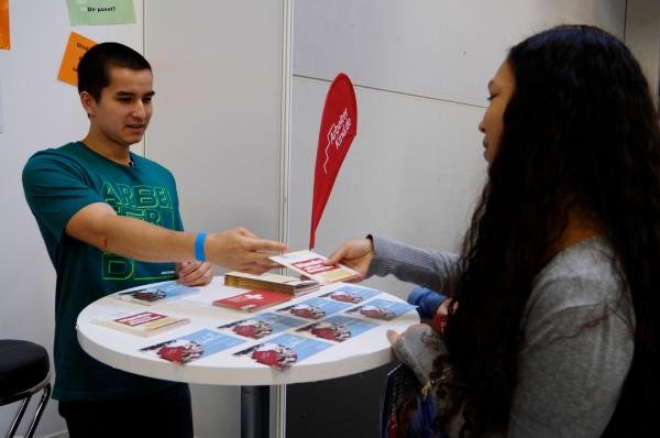 Bild 1 von 11: Die meisten Standbesucher sind die ersten Menschen aus ihren Familien, die sich für ein Studium interessieren. Arbeiterkind.de ermutigt und unterstützt die Interessierten auf ihrem Weg an die Hochschule.