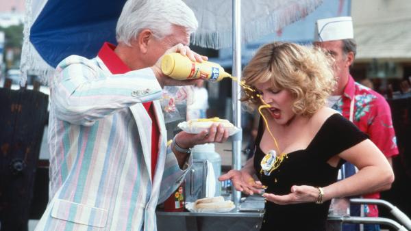 Bild 1 von 6: Lt. Drebin (Leslie Nielsen) gerät von einem Fettnäppchen ins nächste.. (Foto, li.: Priscilla Presley)