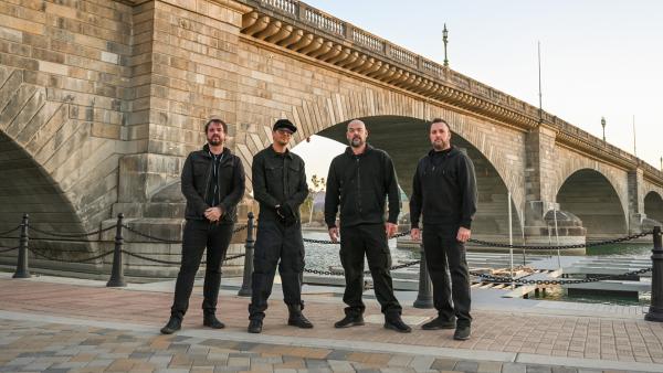 Bild 1 von 1: Zak and crew in front of London Bridge