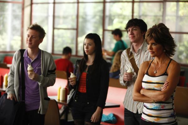 Bild 1 von 30: Britta und Jeff müssen sich mit Kelly (Jillian Rose Reed, 2.v.l.), Scott (Dean Collins, l.) und Mark (Jared Kusnitz, 2.v.r.), drei vorlauten Highschool-Schülern herumschlagen, deren kindisches Verhalten sie auf die Palme bringt. Doch als Jeff Marks Mutter (Lisa Rinna, r.) kennenlernt, hat er einen Plan, dies zu ändern ...