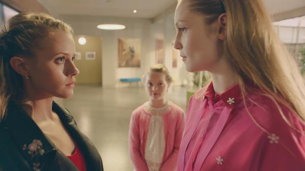 Bild 1 von 6: Violette (Katie Louise Hillyer, Mi.) kann sich nicht entscheiden, ob sie lieber Lena (Jessica Lord, li.) oder Thea (Hannah Dodd, re.) als Mentorin haben möchte. Zwischen den beiden entbrennt ein harter Konkurrenzkampf um die Gunst von Violette.