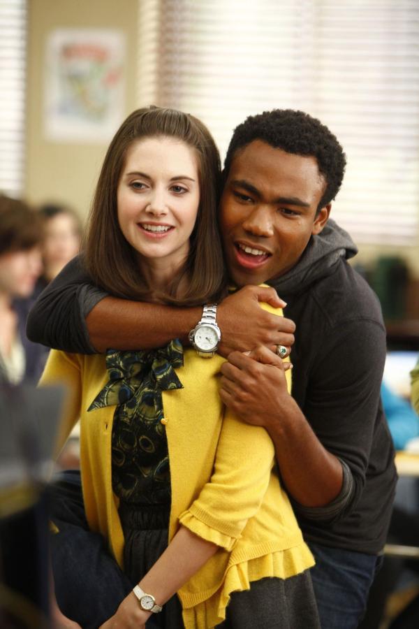Bild 1 von 32: Während Annie (Alison Brie, l.) eine Kampagne gegen Geschlechtskrankheiten vorbereitet, muss Troy (Donald Glover, r.) einsehen, dass Abed ein besserer Athlet ist ...