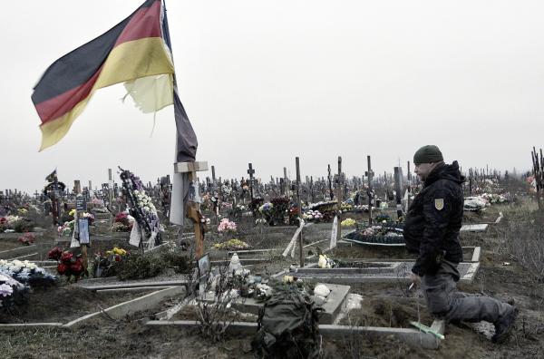 Bild 1 von 3: Kai P. am Grab seines Bruders. Um die Umstände von Michaels Tod zu klären, kämpft sich Kai von Deutschland bis nach Charkiw in der Ukraine durch bürokratische Hürden, widersprüchliche Aussagen und ein Land im Krieg.