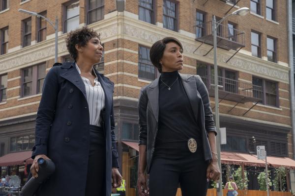 Bild 1 von 6: Danvers (Dawnn Lewis, l.); Athena Grant (Angela Bassett, r.)