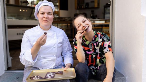 Bild 1 von 3: Marina und die Schokoladenmacherin Friederike verkosten ihre selbstgemachte Checkerin-Schokolade.
© BR/megaherz gmbh/Hans-Florian Hopfner - Honorarfrei nur im Zusammenhang mit genannter Sendung bei Nennung \