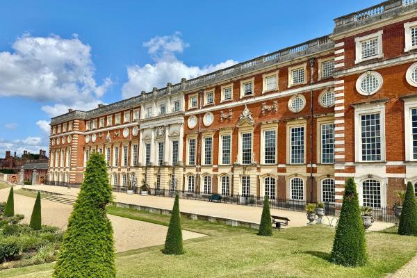 Bild 1 von 11: Im Bild: Die Südfront des Palastes mit dem Privy Garden.