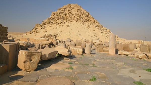 Bild 1 von 3: Warum ist die etwa 50 Jahre nach den Pyramiden von Gizeh errichtete Pyramide von König Sahure so viel kleiner als ihre gigantischen Vorbilder?