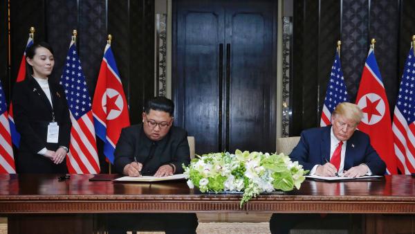 Bild 1 von 6: Kim Yo-jong begleitet ihren Bruder Kim Jong-un bei seinem Treffen mit dem damaligen US-Präsidenten Donald Trump.