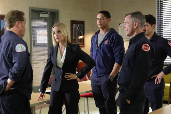 Bild 1 von 8: (l-r) Christian Stolte as Mouch, Mena Suvari as Isabella, Charlie Barnett as Peter Mills, David Eigenberg as Christopher Herrmann, Yuri Sardarov as Brian \
