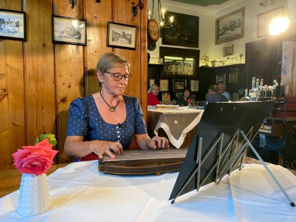 Bild 1 von 8: Im Bild: Hausmusik im Gasthaus Hönig.