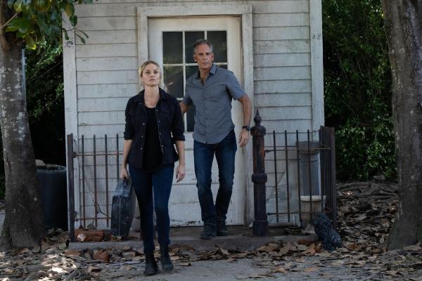 Bild 1 von 9: Amelia Parsons (Ellen Hollman, l.); Special Agent Dwayne Pride (Scott Bakula, r.)