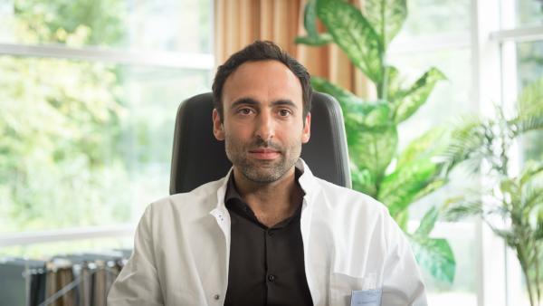 Bild 1 von 9: Dr. Karani (Patrick Khatami), der betreuende Psychotherapeut von Greta Brüggemann, ist sichtbar geschockt vom Tod seiner Patientin. Die Behandlung hatte seinem Empfinden nach gut angeschlagen. Anscheinend gab es Unstimmigkeiten über die Behandlung zwischen ihm und seiner Kollegin Dr. Odenthal, die Greta ein Antidepressivum verabreicht hatte. Wie stand es wirklich um den seelischen Gesundheitszustand von Greta Brüggemann?