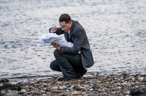 Bild 1 von 24: Emil (Jonathan Berlin) tauft sein Kind am Rhein.