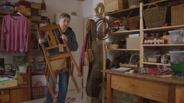 Bild 1 von 7: Die Flechtwerkgestalterin Elke Hegmann lebt und arbeitet hier seit drei Jahren in Emskrichen.