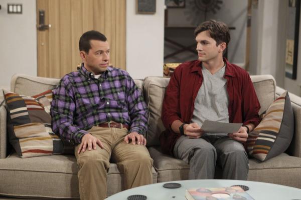 Bild 1 von 12: Da Berta sich eine Rückenverletzung zugezogen hat, überlegen Alan (Jon Cryer, l.) und Walden (Ashton Kutcher, r.), sie in ihren wohlverdienten Ruhestand zu schicken. Doch ist das wirklich eine gute Idee?