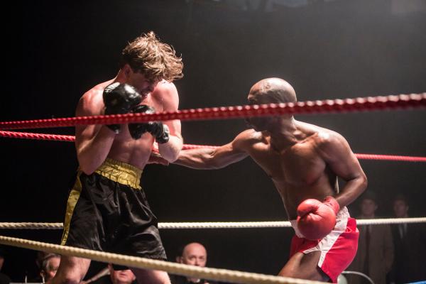 Bild 1 von 4: Der talentierte Amateur-Boxer Jeb Cornish (Chris Gordon, l.) bekommt die Chance gegen den erfolgreichen Devon Hoyle (Mens Sana Tamakloe, r.) zu kämpfen. Wird er sich beweisen können?