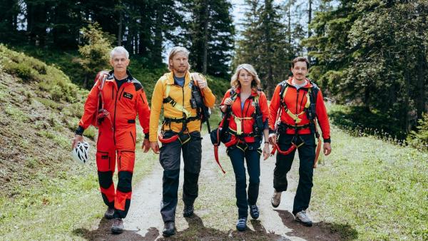 Bild 1 von 8: Im Bild: Die Bergretter Markus (Sebastian Ströbel, 2.v.l.), Katharina (Luise Bähr), Tobi (Markus Brandl, r.) und Michi (Robert Lohr, l.).
