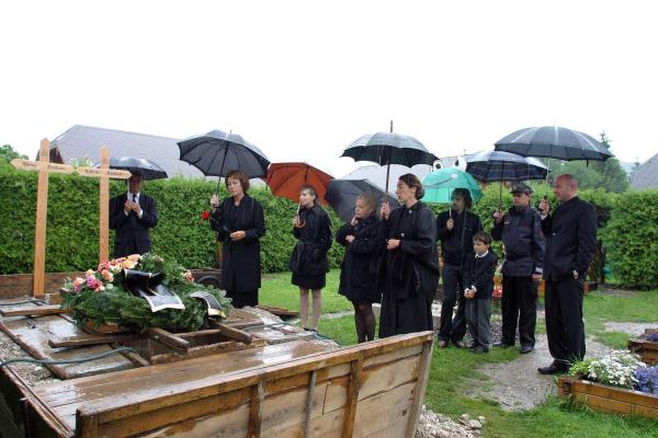 Bild 1 von 9: Im Bild (v.li.): Gaby Dohm (Henriette), Martina Poel (Sabine), Brigitte Kren (Maria), Adele Neuhauser (Julie), Michael Ostrowski (Franzi), David Knöbl (Rocco), Raimund Wallisch (Paulmichl), Charly Rabanser (Salchegger).