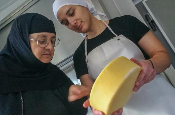 Bild 1 von 4: Schwester Theosemni (re.) stellt den Graviera her, einen Schafskäse, der typisch für Griechenland ist.
