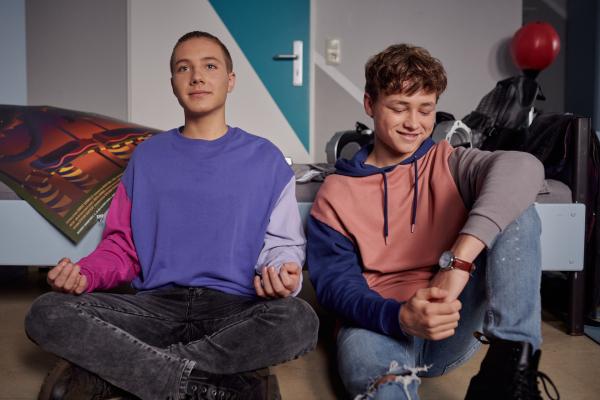 Bild 1 von 4: Noah (Philip Rüger, li.) und Colin (Johannes Degen, re.) wollen einfach nur nichts machen.