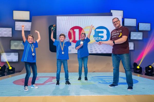Bild 1 von 20: Im Bild: Die Kandidaten aus Reischach (Deutschland) mit Elton.