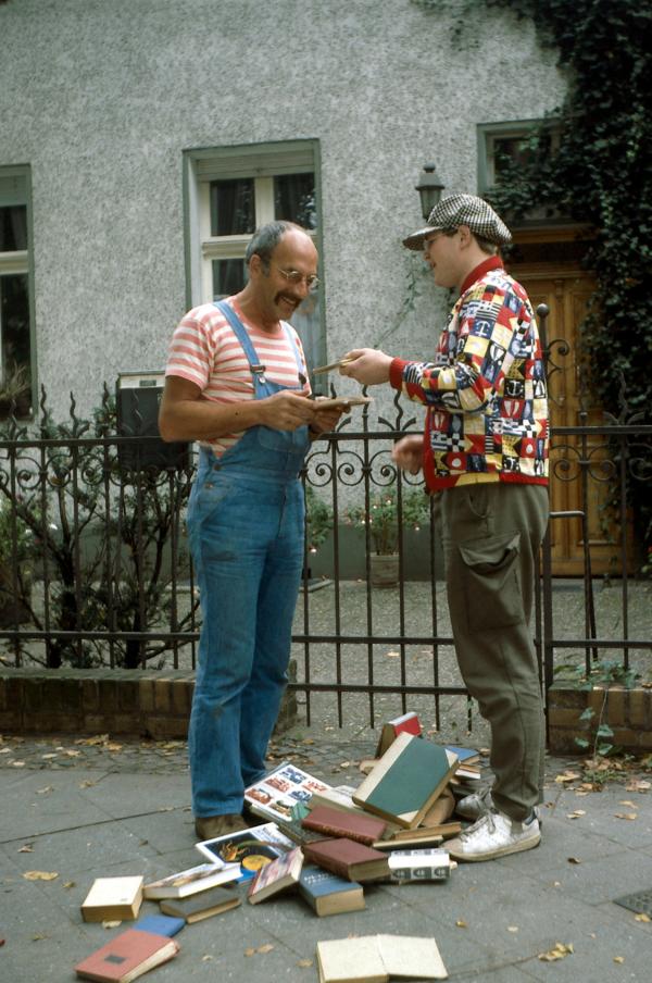 Bild 1 von 2: Peter (Peter Lustig) sucht in vielen Büchern eine schöne Geschichte.