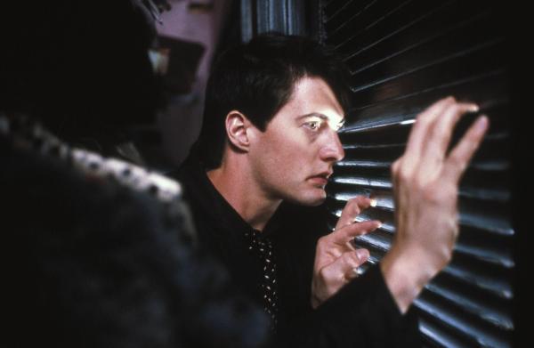 Bild 1 von 11: Aus einem Versteck heraus beobachtet Jeffreys (Kyle MacLachlan) die schöne Nachtclub-Sängerin Dorothy Vallens, die von dem brutalen Gangster Frank Booth erpresst wird und ihm hilflos ausgeliefert zu sein scheint ...