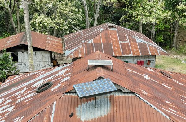 Bild 1 von 3: Dank zweier gemeinnütziger Organisationen hat jetzt jede Familie im entlegenen indonesischen Dorf Tedamude Solarstrom und LED-Licht.