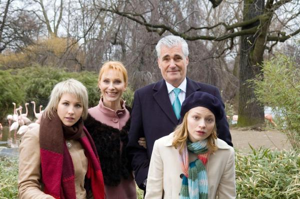 Bild 1 von 10: Im Bild: Paul (Sky du Mont) stellt seiner Frau Adina (Andrea Sawatzki, 2.v.li.) und seinen Töchtern Sarah (Maxi Warwel, li.) und Lilo (Mavie Hörbiger) die Elefantendame Florence vor, die die Familie freundlich begrüßt.