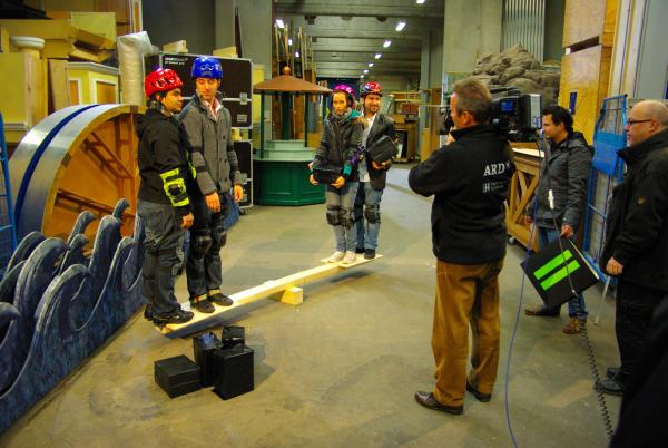 Bild 1 von 8: Visualisierung als erster Lernschritt: Schüler lernen Grundprinzipien für Gleichungen durch Körpereinsatz auf einer Waage.