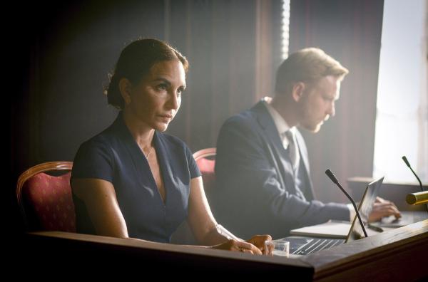 Bild 1 von 5: Für Staatsanwältin Nora (Alexandra Rapaport) und ihren Kollegen Pär (Anton Lundqvist) scheint der ?Fall Angelica? vor Gericht verloren.